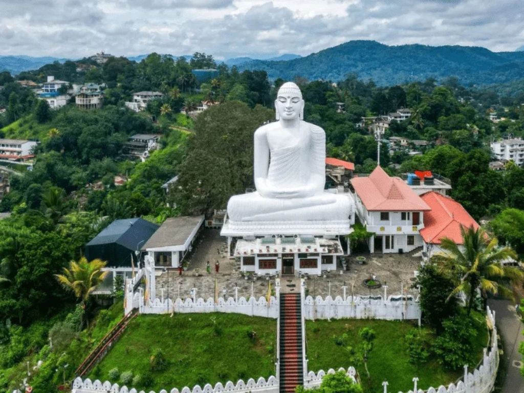 Hike to Bahirawakanda Vihara Buddha Statue